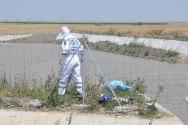 Primăria din Valu lui Traian s-a ocupat de înmormântarea copiilor înecaţi în canalul colector